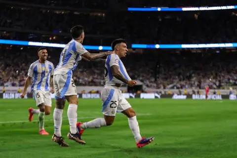 ليساندرو مارتينيز يوضح سر فوز الأرجنتين على النمسا في كأس العالم 